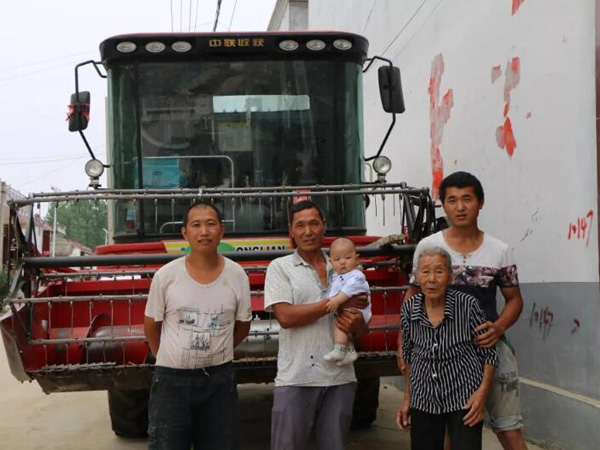駐馬店苑先生采購鄭州中聯(lián)4HZJ-2500自走式花生撿拾收獲機(jī)
